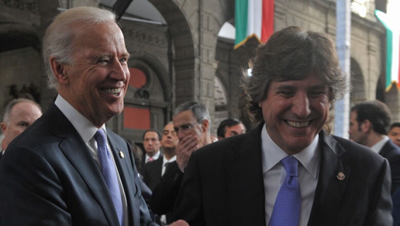 El vicepresidente de Estados Unidos, Joseph Biden, saluda a su homólogo argentino Amado Boudou.