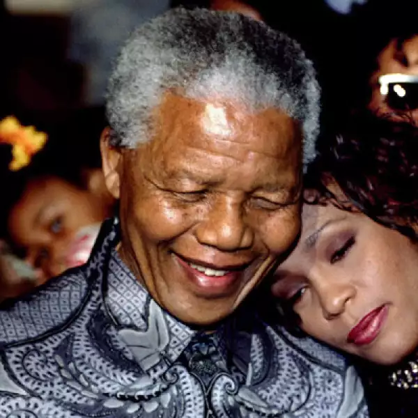 En 1999,  el líder sudafricano, quien solía ser criticado por sus escasos conocimientos económicos, entregó el poder a líderes jóvenes más preparados para manejar una economía moderna.