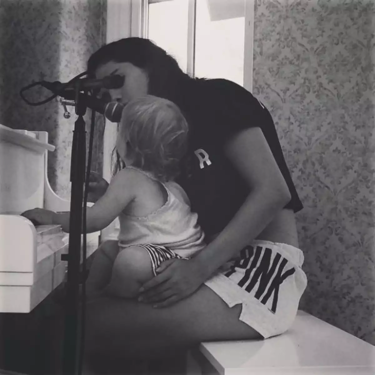 Selena Gomez en uno de sus momentos más tiernos junto a Gracie.