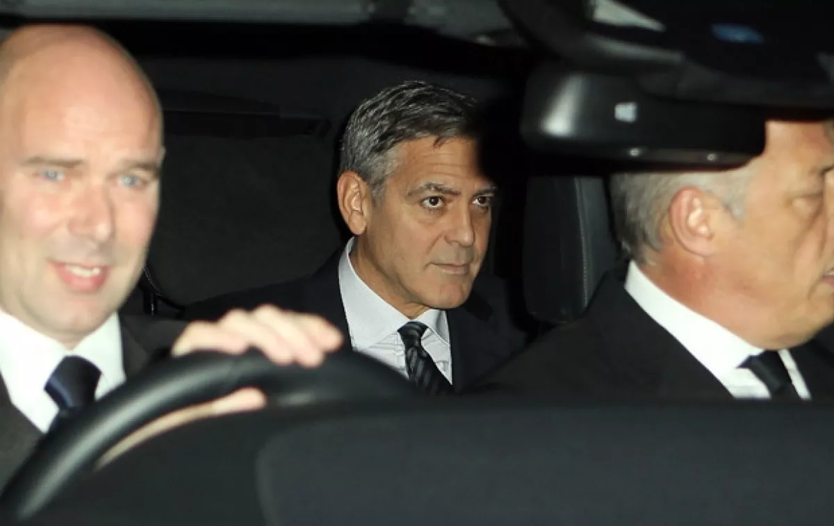 George, su chofer y guardia de seguridad arribando al hotel.