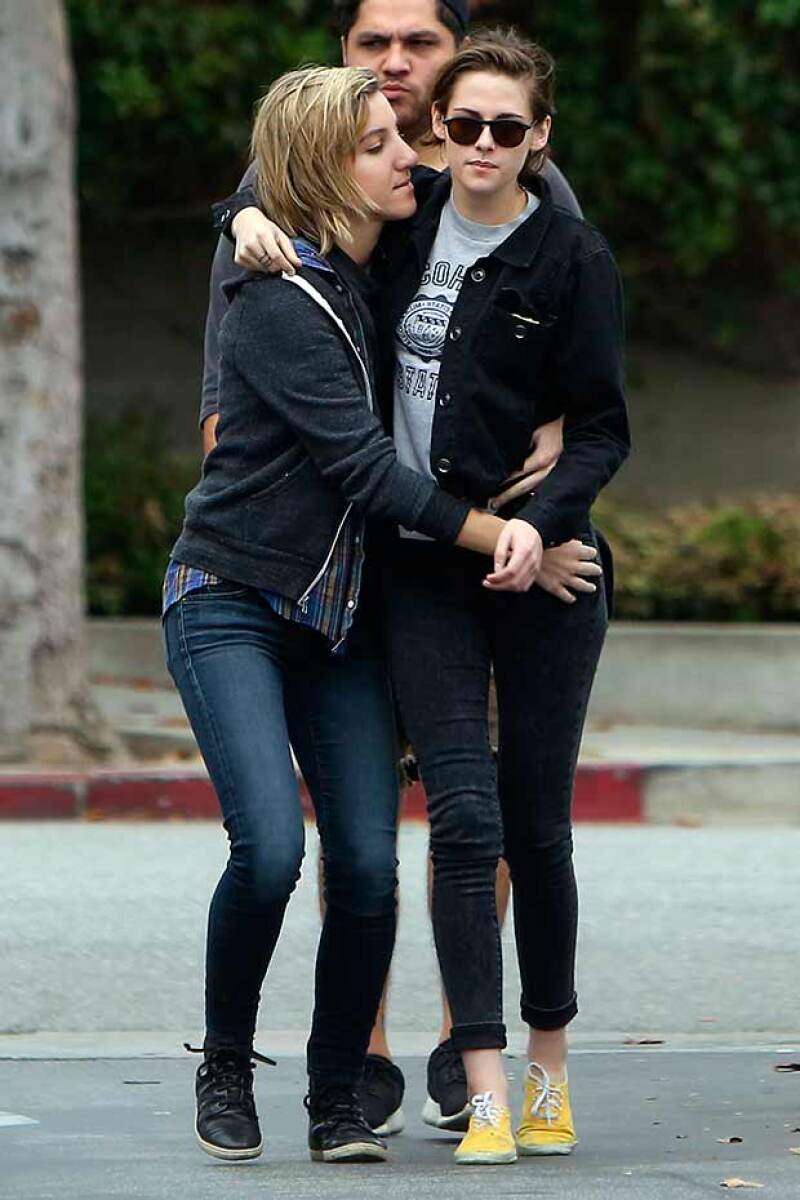 La actriz y su amiga no evitaron se fotografiadas cuando caminaban abrazadas en Los Ángeles.