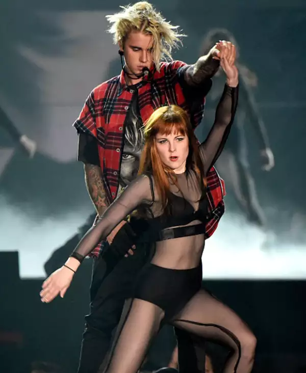 Esta guapa bailarina pelirroja, fue la única que recibió los movimientos sexys de Justin.