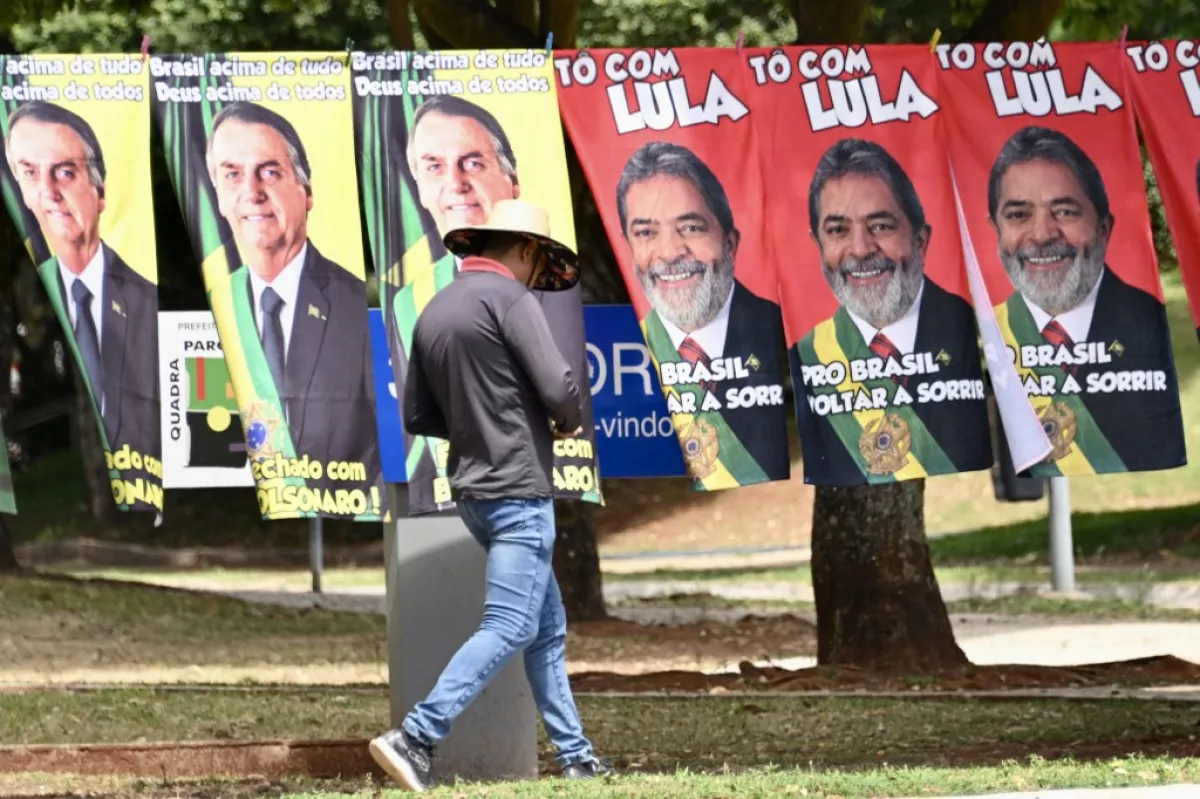Toallas con las imágenes de los candidatos presidenciales Jair Bolsonaro y Luiz Inacio Lula da Silva a la venta en una calle de Brasilia, el 27 de septiembre de 2022