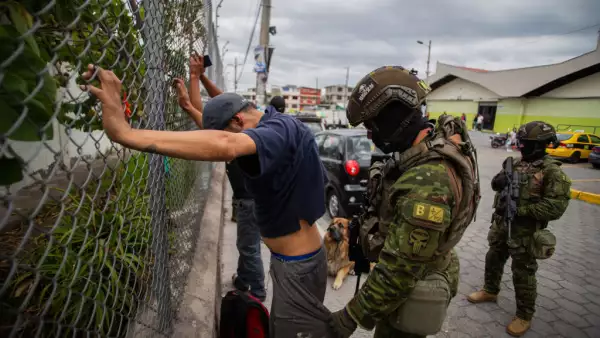 11 de enero de 2024, Ecuador, Quito: Un soldado registra a un hombre frente al mercado de Carapungo en Quito. Equipos de élite de las fuerzas armadas ecuatorianas realizan patrullajes contra el crimen en sectores propensos al conflicto de la ciudad de Quito.