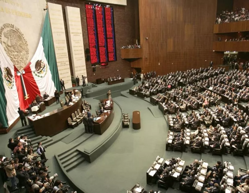 El dictamen se aprobó en lo general y en lo particular por el pleno en la madrugada de este viernes; previo a la votación, el PRI, PAN, PRD, PVEM y Panal acordaron una serie de reservas consensuadas.