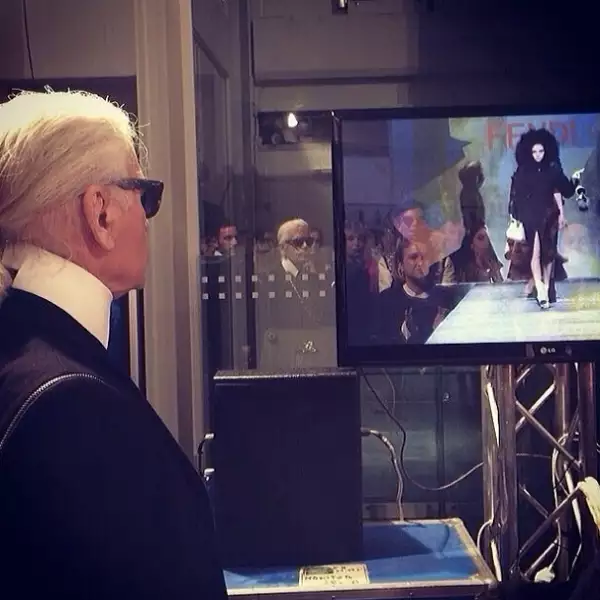Cara Delevingne nos compartió como es que la leyenda de la moda; Karl Lagerfeld, disfruta de las pasarelas backstage en fashion week.