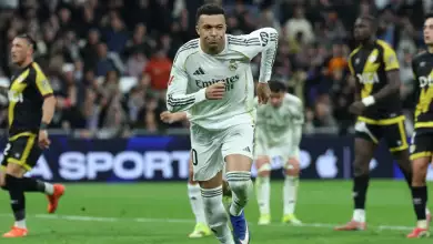 Foto de Kylian Mbappé con uniforme del Real Madrid corriendo por el campo en un partido contra Rayo Vallecano 