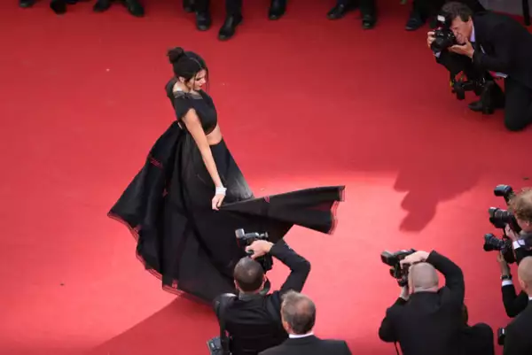 La modelo jugó con su vestido antes los fotógrafos que se morían por retratarla, justo como lo hizo Lupita.