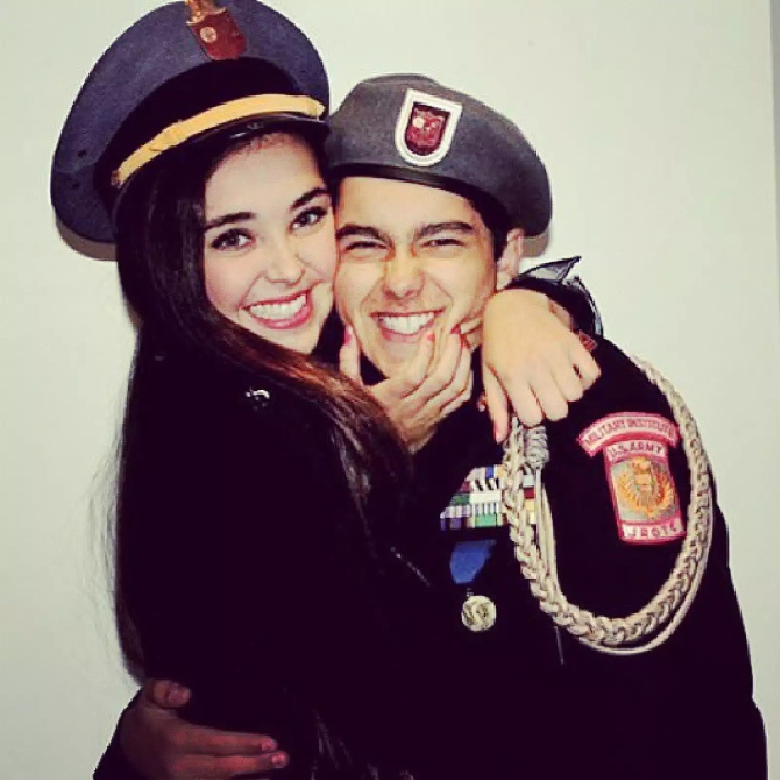 Para una fiesta de disfraces, parece que él reciclo su uniforme de la escuela militar.