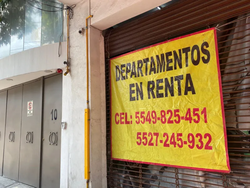 Letrero de Se Renta departamento en la fachada de un negocio en la CDMX.