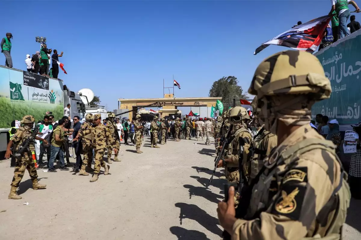 Los soldados de las fuerzas especiales del ejército egipcio se despliegan cerca de la puerta del lado egipcio del cruce fronterizo de Rafah con la Franja de Gaza en el este de la provincia del norte del Sinaí el 20 de octubre de 2023 durante una visita del Secretario General de las Naciones Unidas para supervisar los preparativos para la entrega de ayuda humanitaria al enclave palestino devastado por la guerra.