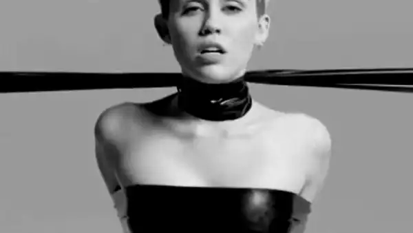 La controvertida cantante mostrará su lado más artístico al llevar a un público muy específico un corto en el que comparte su faceta más sexual, donde el tema del bondage está más que presente.