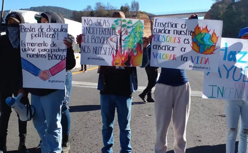 Residentes mantienen bloqueo en la autopista Naucalpan-Toluca