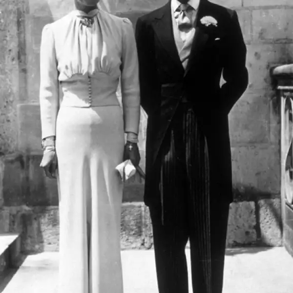 Para casarse con el príncipe Eduardo en 1937 la actriz usó un pulido vestido de Mainboucher en un color azul claro, especialmente diseñado para ella y denominado Wallis blue.