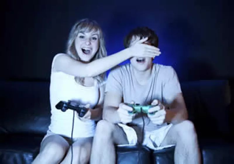 En un intento por revertir su suerte, ambas industrias están apostando a que la gente quiera disparar armas virtuales, conducir coches de carreras y bailar con los videojuegos en tres dimensiones. (Foto: Photos to go)