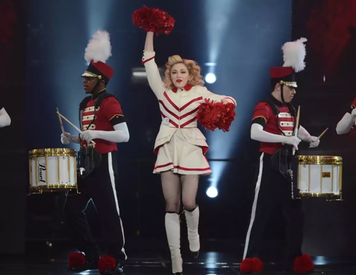 Cuando el reloj marcó las 22:30 horas, unas imponentes y estruendosas campanas comenzaron a resonar anunciando que los cuatro actos que dividirían al espectáculo estaban por comenzar.