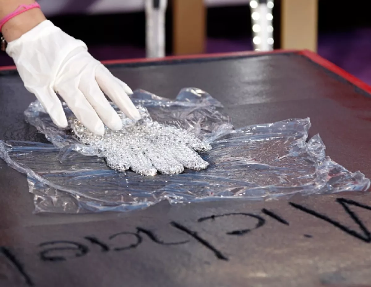 Se grabaron las huellas del guante y de los famosos zapatos que el ídolo pop utilizó en sus conciertos.