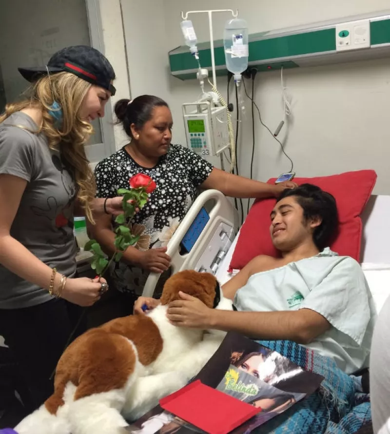La artista mostró su sentido humanitario al viajar un día completo a Yucatán para dedicar palabras de aliento y convivir con varios pacientes del pabellón infantil de oncología de un hospital.