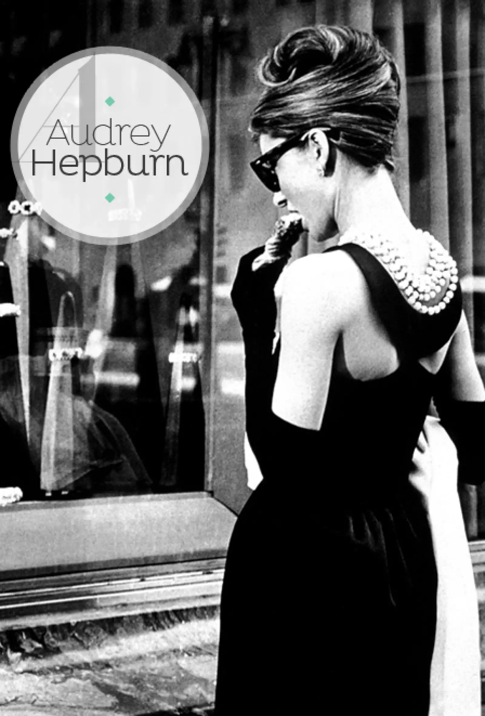 La actriz convirtió a la casa joyera en un fenómeno viral al encarnar a Holly Golightly en la película basada en la novela de Truman Capote `Breakfast at Tiffanys´, el personaje que se inspiraba con los escaparates de la tienda convirtió a las joyas de la firma en los objetos más deseados por las mujeres de los 70.