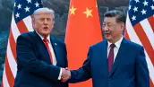 El presidente de los Estados Unidos, Donald Trump (R), estrecha la mano del presidente de China, Xi Jinping, en el Gran Salón del Pueblo en Beijing el 14 de mayo de 2026.