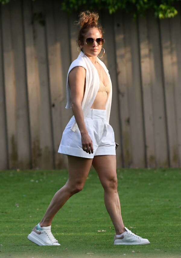 jennifer-lopez-bra.jpeg