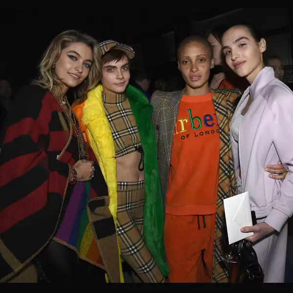 Paris estuvo en el desfile de Burberry en el que participó Cara.