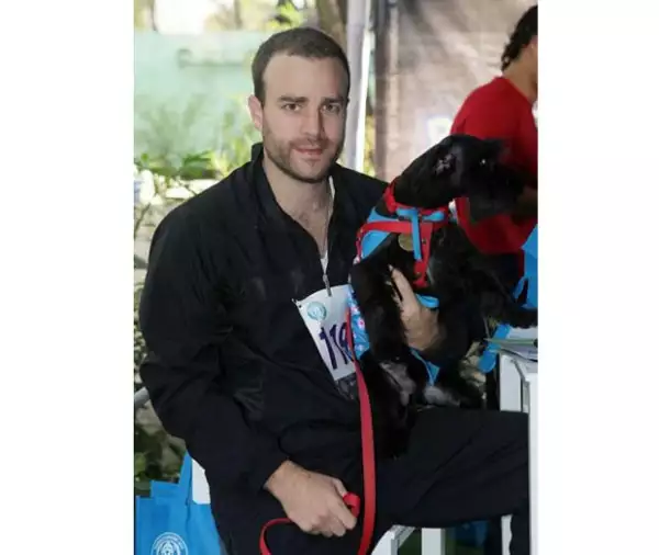 Max Villegas llevó a su lindo perro Benito a la caminata.