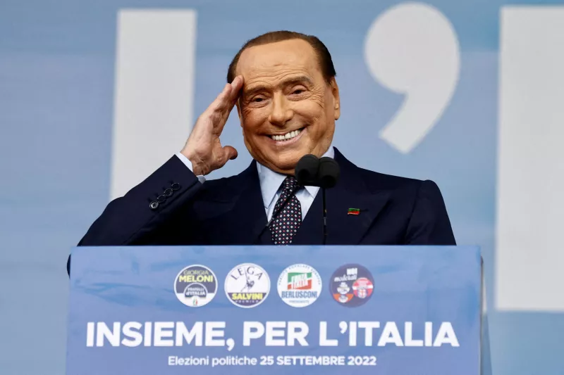 El líder de Forza Italia, Silvio Berlusconi, hace un gesto durante el mitin de clausura de la campaña electoral de la coalición de centro-derecha en Piazza del Popolo, antes de las elecciones generales del 25 de septiembre, en Roma, Italia, el 22 de septiembre de 2022.