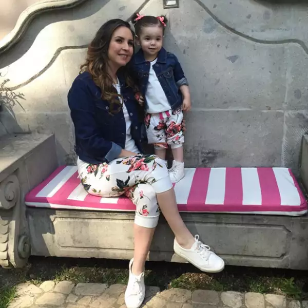 Mamá e hija ad hoc para un día de sol.