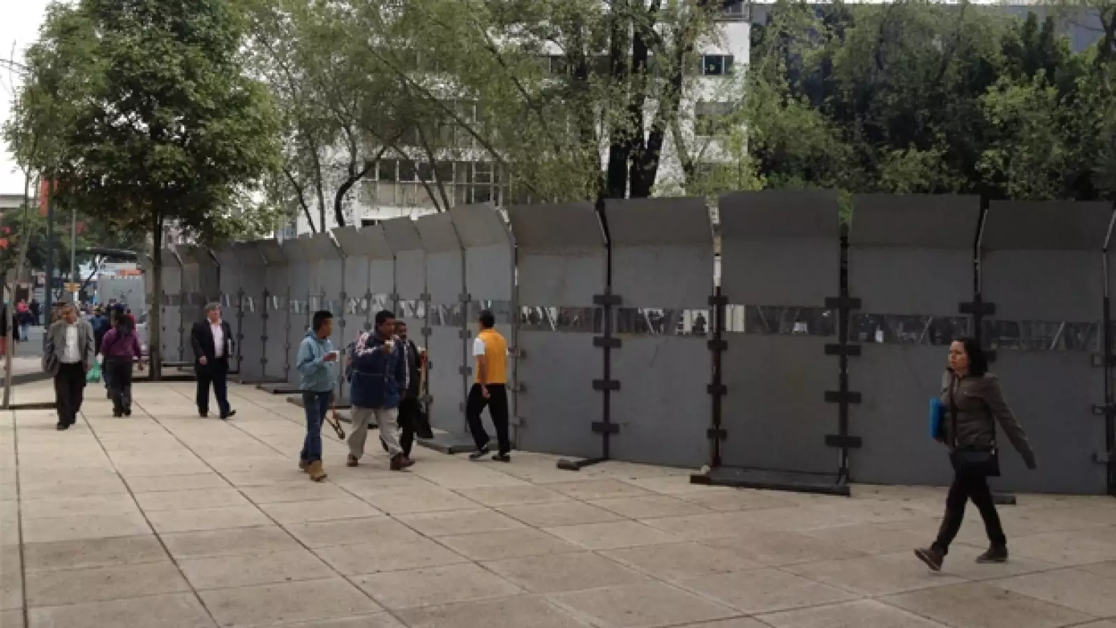 Integrantes de la CNTE protestan ante el Senado