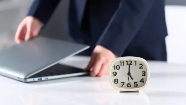 A woman finishes work at 17:00 and leaves work