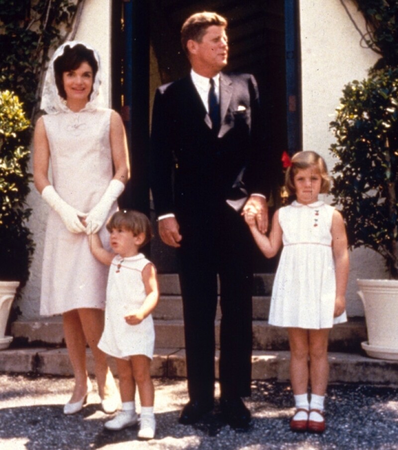 John tuvo dos hijos con su esposa Jacqueline; John y Caroline.