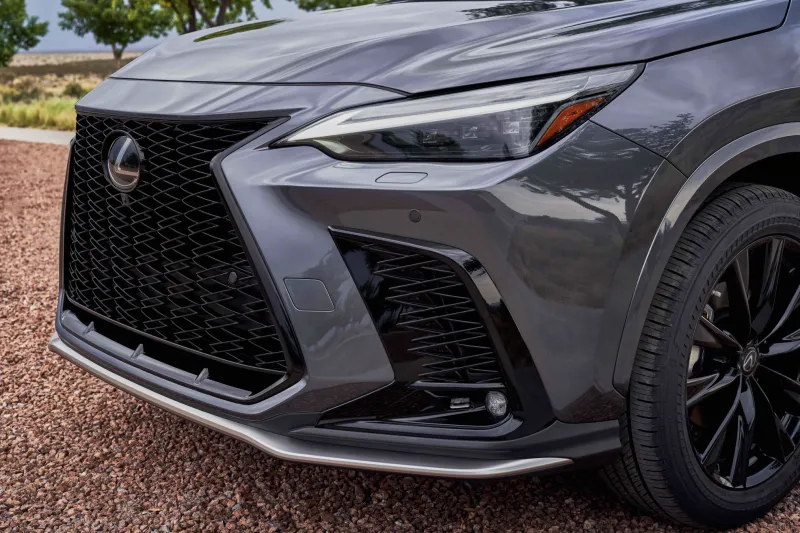 El frente del Lexus NX 350h FSport en color gris. 