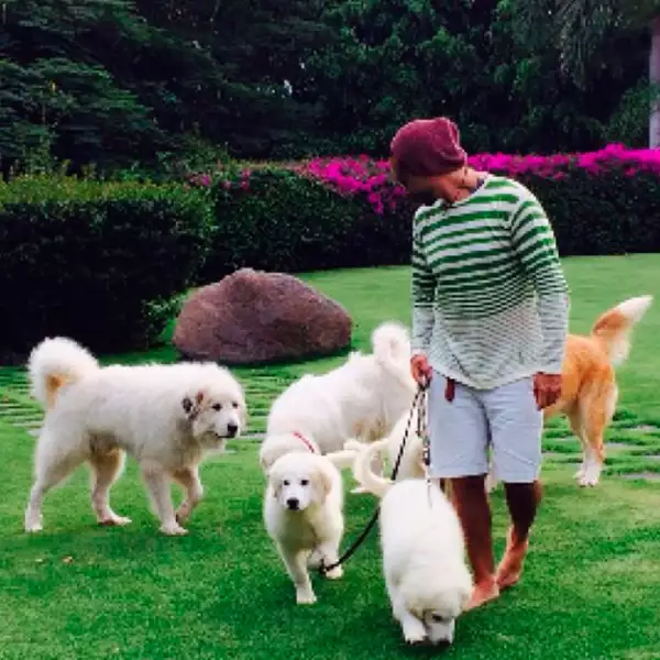 Gran parte de su tiempo libre, lo dedica a sus mascotas.