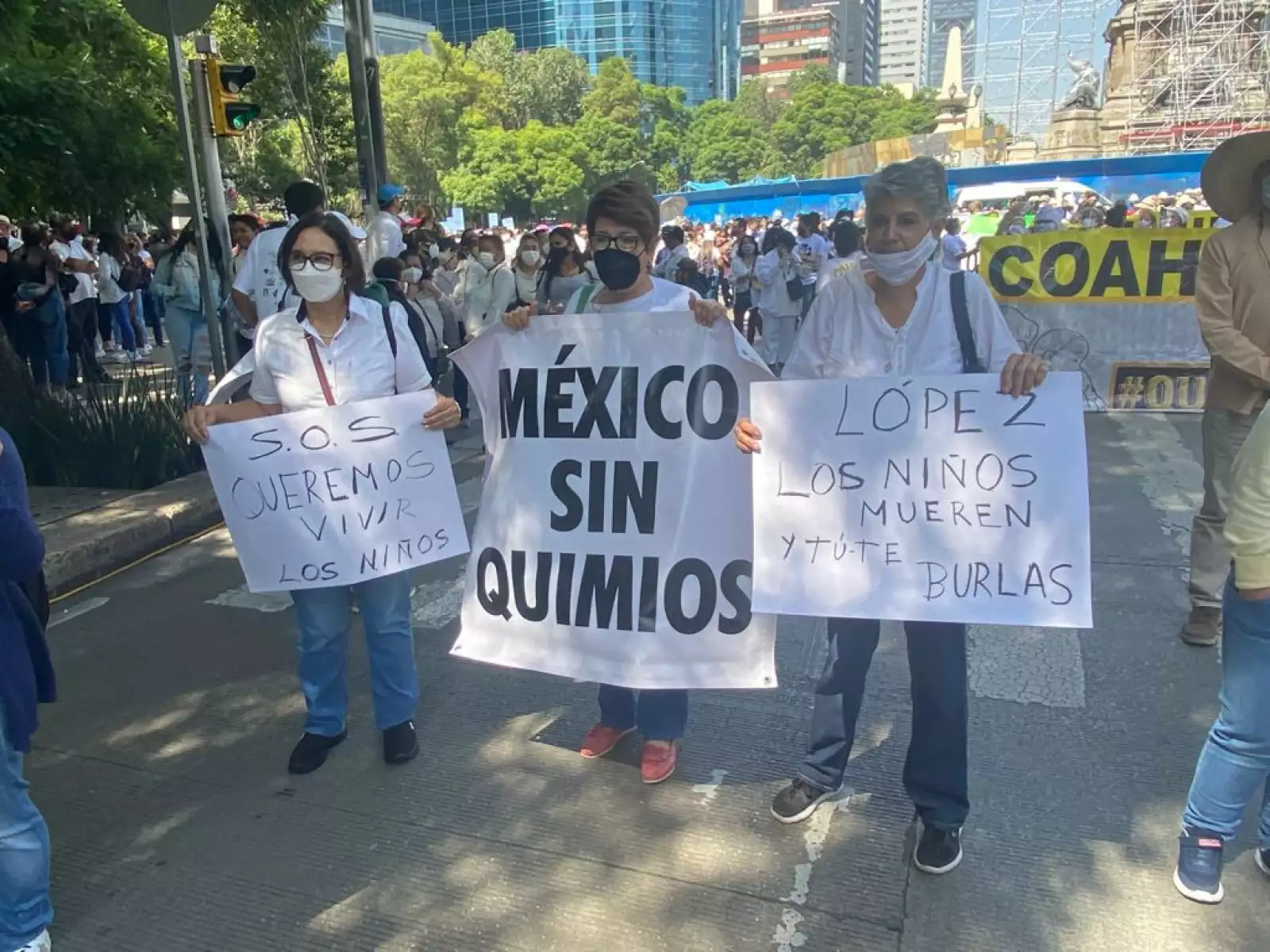 protesta_padres_nenes_cancer_4.jpeg