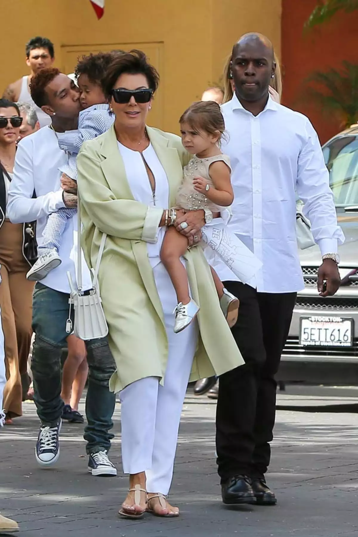 Kris Jenner también vistió en parte de blanco y fue captada con su pareja Corey Gamble.