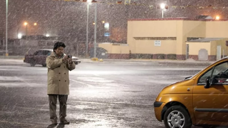Hombre espera durante la nevada en Ciudad Juarez