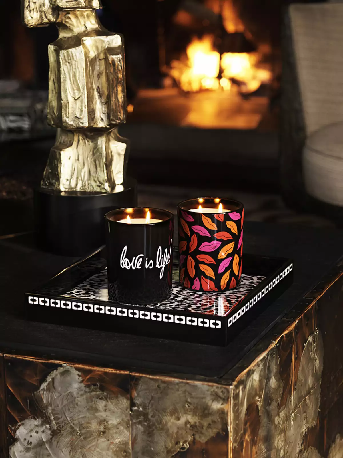 Foto: H&M Home; bandeja $699 pesos, velas $499 cada una