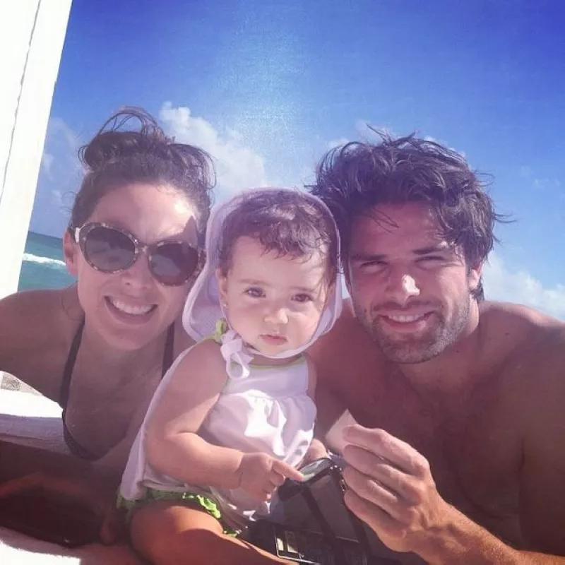 La conductora Jacky Bracamontes compartió a través de Instagram dos encantadoras fotgrafías de su pequeña, quien pesumió su belleza y jugueteó en la arena.