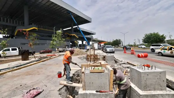 Trabajadores de la construcción en una obra sobre una carretera en México.