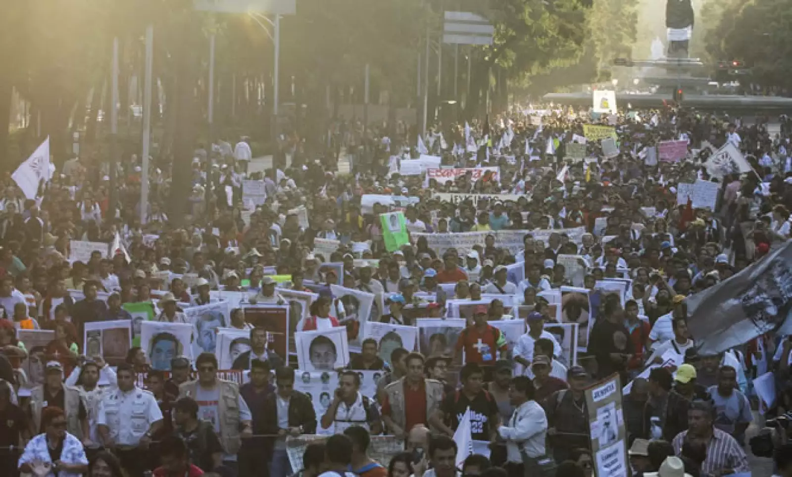 El contingente comenzó a marchar a las 16:52 horas (local) sobre Paseo de la Reforma, cerca de la entrada al Zoológico de Chapultepec.