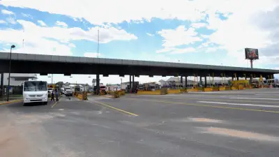 Fotografía de automóviles cruzando las casetas en la carretera México-Querétaro. 