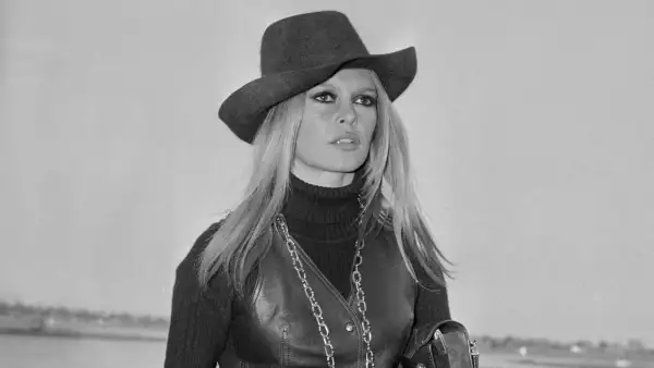 Foto de Brigitte Bardot joven en el aeropuerto de Londres en 1968