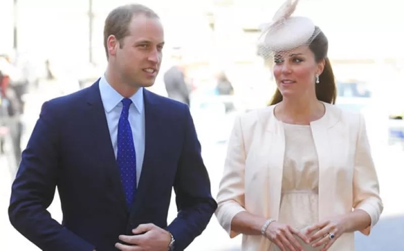 La Duquesa de Cambridge llegó hace más de 12 horas al St. Mary´s para dar a luz al bebé real, tercero en la línea de sucesión al trono británico. Desde entonces, no han habido novedades.