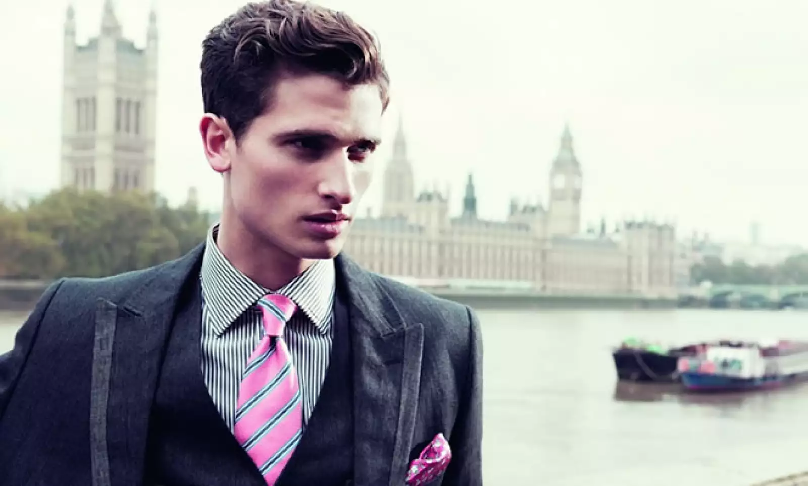 La marca sabe que, a pesar de su clima sombrío, la primavera también ‘llega’ a Londres y presentó su colección para esta temporada.