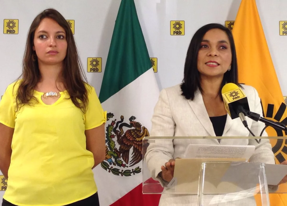 La secretaria de comunicación, Ana Montaño (derecha) y la secretaria general del partido, Beatriz Mojica (izquierda) pidieron al secretario de gobernación que explique el uso de recursos del Fonden en las campañas electorales.