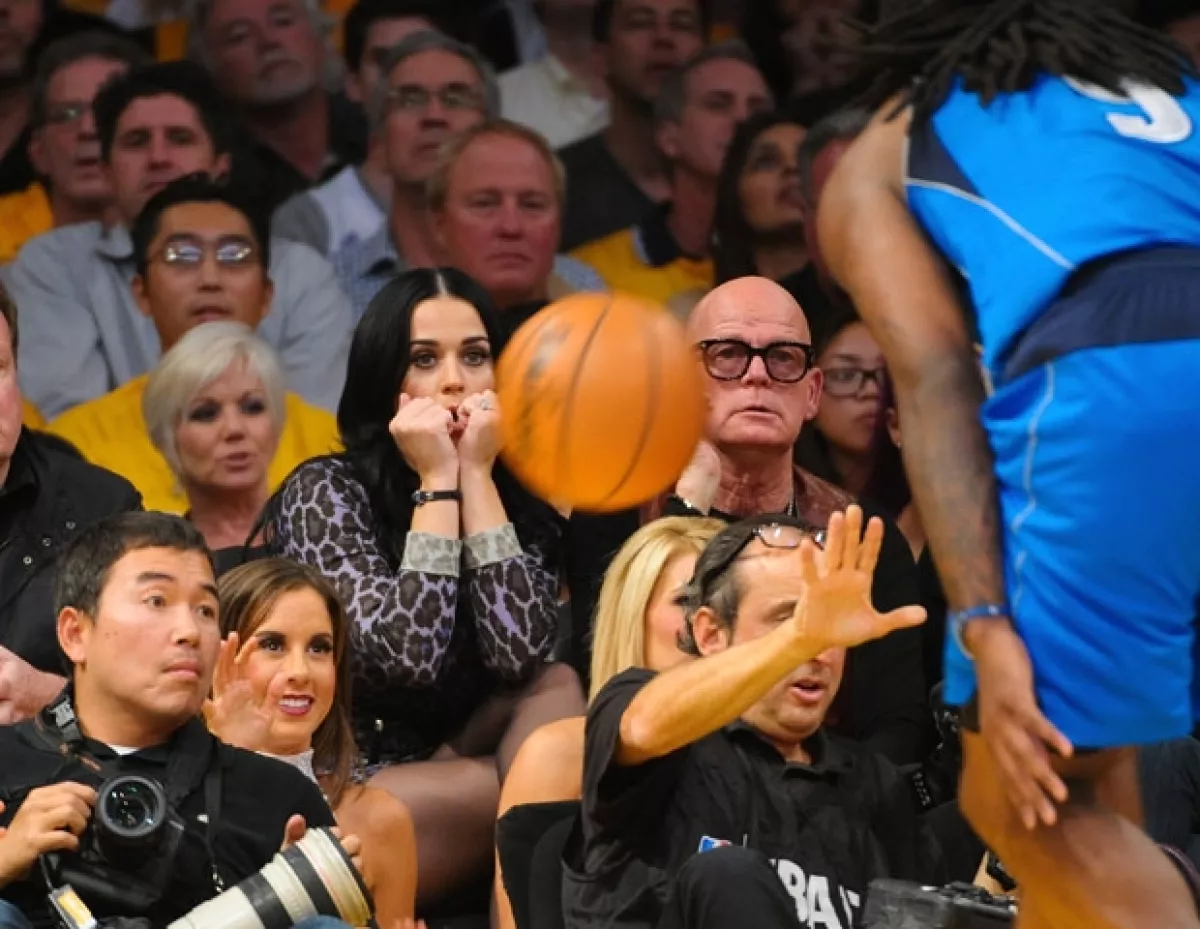 Katy y Russell asistieron al juego de Los Ángeles contra Dallas.