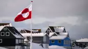 La bandera de Groenlandia, conocida a nivel nacional como "Erfalasorput", ondea sobre las casas el 28 de marzo de 2025 en Nuuk, Groenlandia. Una visita esta semana a Groenlandia por una delegación estadounidense.