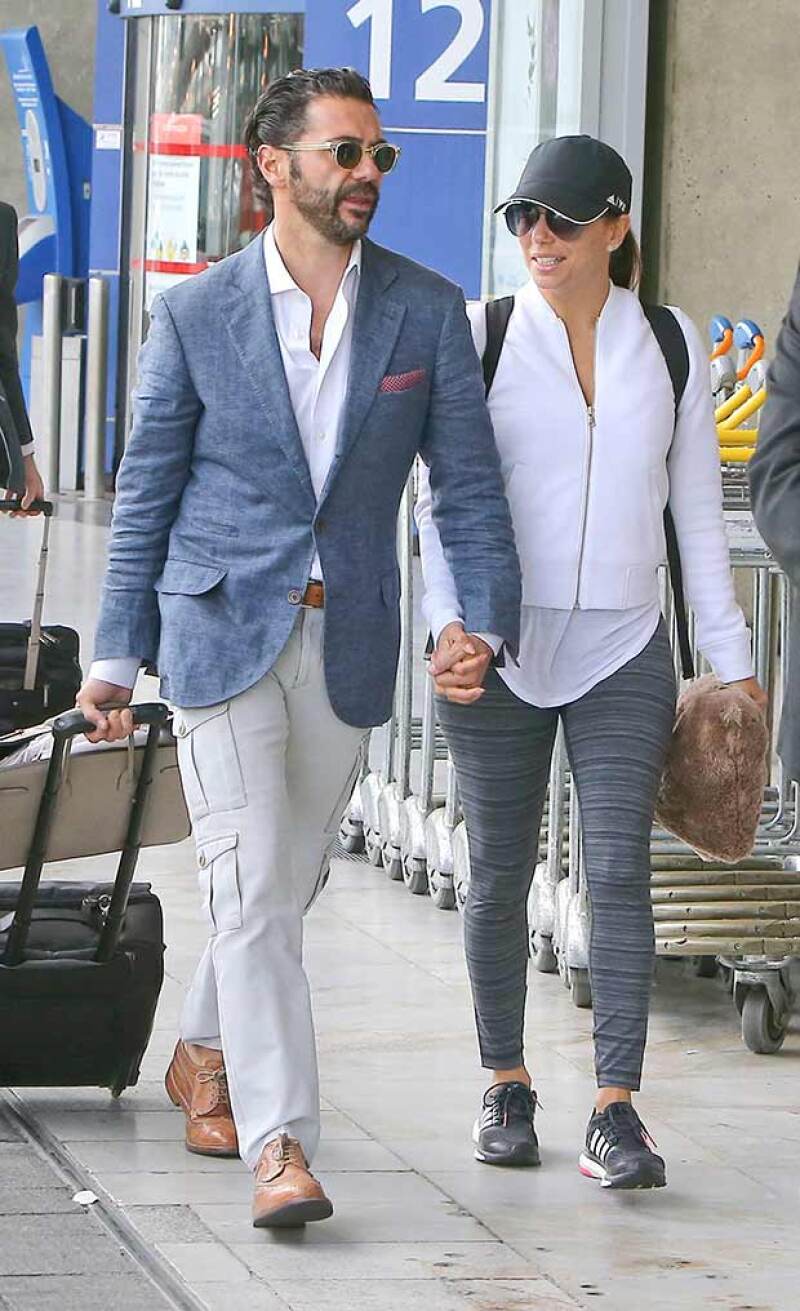 Ella lució un estilo deportivo y él casual para el viaje.