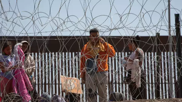 migrantes en el paso 12 de mayo.jpg